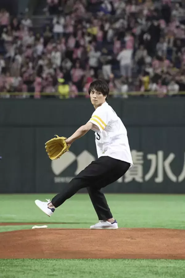 劇団EXILE・鈴木伸之、122キロの豪速球で“タカガール”を魅了！ 関口メンディーにライバル心メラメラ!?
