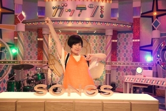 椎名林檎、NHK『ガッテン！』のセットで同番組のテーマ曲「ジユーダム」を歌唱