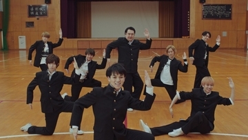 俳優・小手伸也、ジャニーズ Jr.の7人組ユニット“Travis Japan”とコラボ！「小手さん、僕の父親と同い年です」