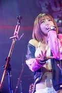今いちばん“脱げる”シンガーソングライター・藤田恵名、新宿で熱唱！ さらに「脱衣」が進んだ強烈新アー写も公開！
