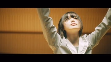 渾身のパフォーマンスに目が釘付け！ 欅坂46・平手友梨奈、ソロ曲「角を曲がる」MVが突如公開