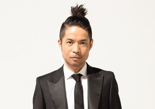 久保田利伸、4年ぶりのアルバムのジャケットで“全裸”に！「LA・LA・LA LOVE SONG」以来のちょんまげヘアも実現