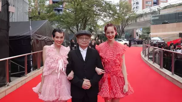 細野晴臣、水原希子＆水原佑果とともに『東京国際映画祭』のレッドカーペットに登場！ 水原姉妹のコンセプトは“細野さんのお花”