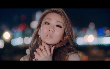 倖田來未、ニューヨークの夜景をバックに歌い上げる“大人のラブバラード”「again」MV公開