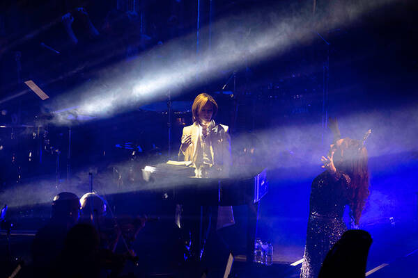 YOSHIKI、サラ・ブライトマンのワールドツアー最終公演でロンドンの聴衆を魅了