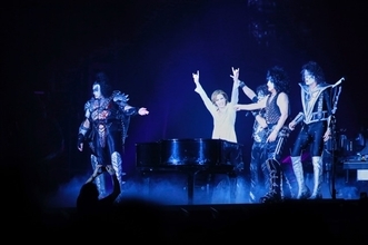 YOSHIKI、KISSの東京ドーム公演に降臨！ 「俺たちの親友のYOSHIKIが一緒に演奏してくれるぞ！」