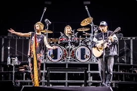 エド・シーラン、ONE OK ROCKと共演した「シェイプ・オブ・ユー」ライブ映像公開