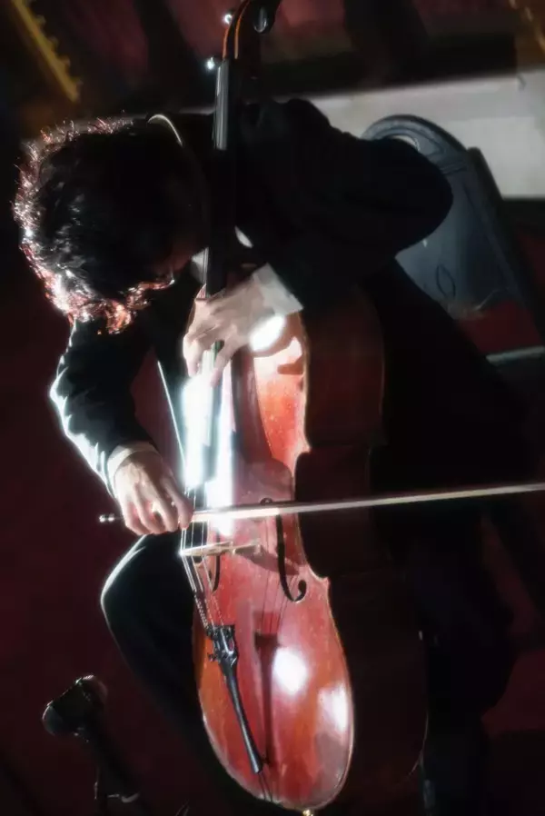 King Gnu・常田大希、NYで開催されたファッションショーでチェロを生演奏！「とてつもない縁を感じます」
