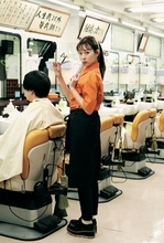 “みるきー”こと渡辺美優紀がファッション誌『LARME』で理髪店の看板娘に！