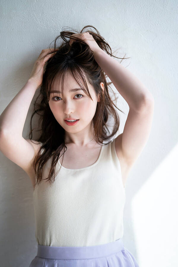 胸元や美脚もチラリ 福原遥 初表紙を飾る Blt Graph 最新号で大人の女性の雰囲気漂うグラビアを披露 年5月13日 エキサイトニュース