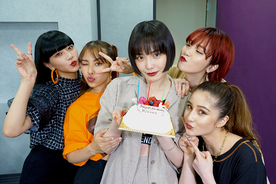 FAKYがMikakoの誕生日をサプライズでお祝い……のはずが、Akinaはケーキに夢中!?