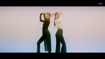 Red Velvet-IRENE＆SEULGI（アイリーン＆スルギ）、新曲「Naughty」MVでキレッキレのダンスを披露