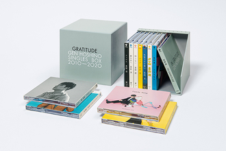 星野源、ソロデビュー10周年を記念したシングルボックスの商品画像＆特典デザイン公開