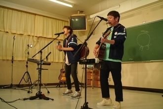 ゆず、母校・岡村中学校で渾身のライブ！ “岡ジャー”（岡村ジャージ）着用で、教室＆体育館にて熱唱