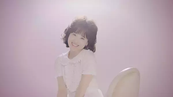 「40年ぶりに“聖子ちゃんカット”も披露！松田聖子、代表曲「青い珊瑚礁」MVがついに完成」の画像