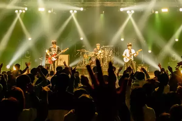 「UNISON SQUARE GARDEN、『LIVE TOUR 2021「Normal」』のライブ映像を一部公開」の画像