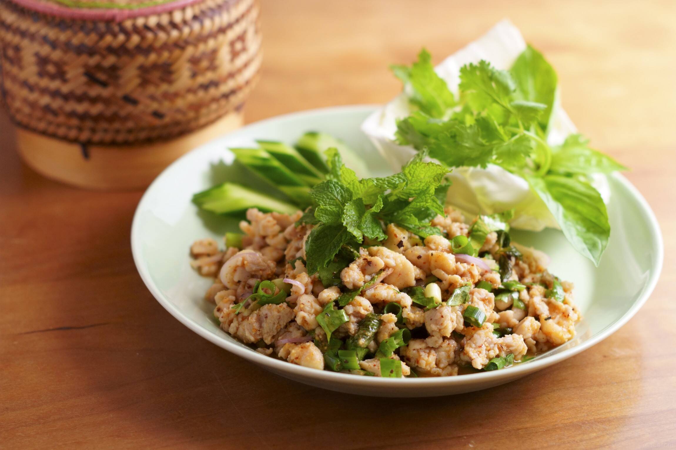 辛さと酸味がクセになる タイの定番サラダ ラープガイ のレシピ 本格エスニックレシピ 1 21年7月6日 エキサイトニュース