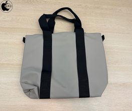 Apple Store、Rainsの防水トートバッグ「Rains Tote Mini for iPad and MacBook」を販売開始