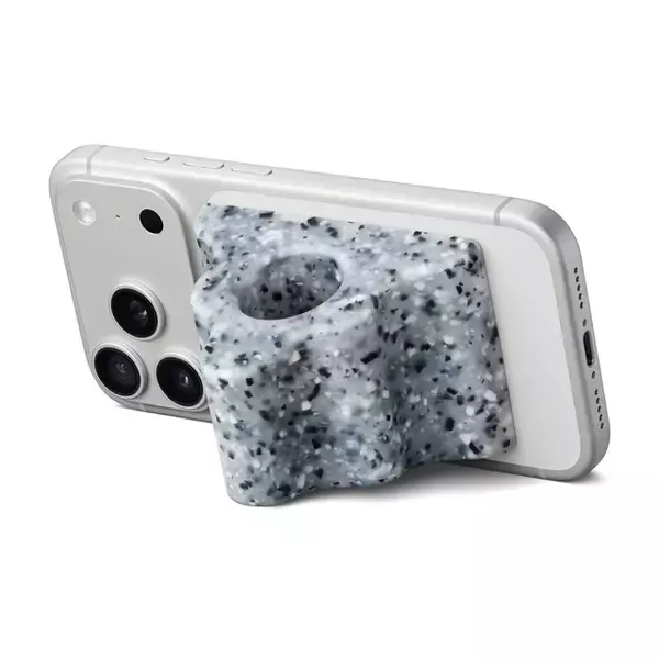 米国Apple Store、LAを拠点とするアーティストBailey Hikawa氏とコラボした「Hikawa Phone Grip & Stand (MagSafe Compatible)」を限定販売