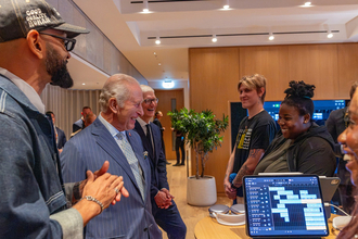 Apple、The King's Trustとのパートナーシップをさらに発展させ、新しい教育プログラム「Apple x King's Trust Creative Labs」を開始