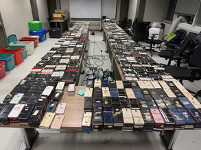 米国FBI、タイ王国国家警察庁と協力して詐欺拠点を摘発、8,000台以上のスマートフォンを押収