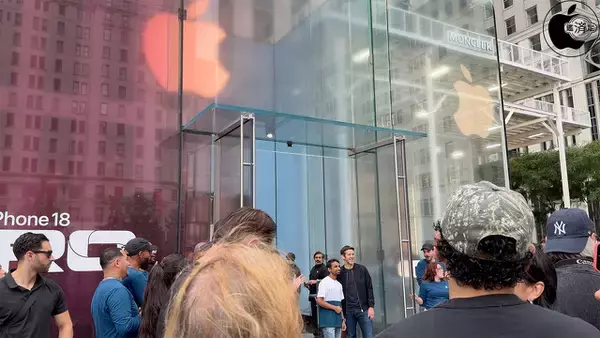 Apple Fifth Avenue：John Ternus CEO、iPhone 18 Pro発売開始に合わせ顧客を迎える
