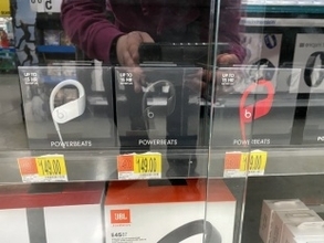 Walmart、正式発表前のワイヤレスイヤフォン「Powerbeats」を店頭販売中