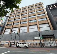 日本初の本格的な木造商業施設「渋谷マルイ」の外観に謎の設置スペースが確保されている？