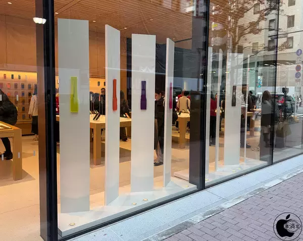 Apple 銀座、AppleとイッセイミヤケがコラボしたiPhone用アクセサリ「iPhone Pocket by ISSEY MIYAKE」の展示および販売を開始