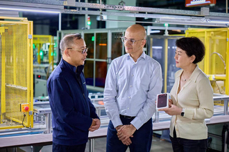 AppleのSabih Khan COO、Apple製品のパッケージを製造するYutoを訪問