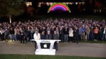 Apple、創業50周年を記念して、Nasdaqの取引開始ベルを鳴らす
