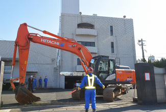 工藤会本部の解体工事始まる　重機など搬入　北九州
