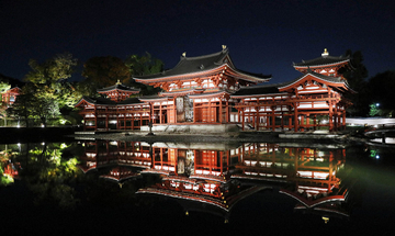 平等院鳳凰堂がライトアップ　阿弥陀如来坐像など厳かに照らす