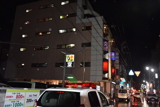 新潟駅前ビルで刺された20代女性死亡　3人組の男が待ち伏せの情報も