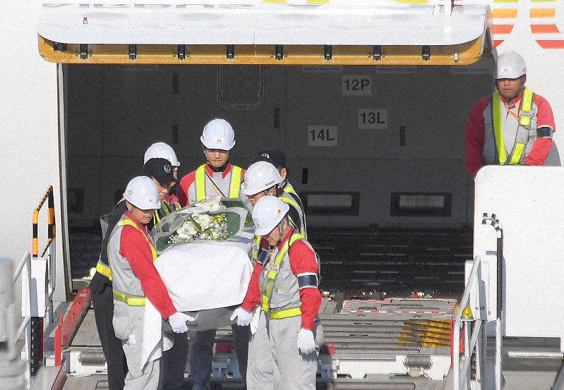 中村医師の遺体 福岡空港に到着