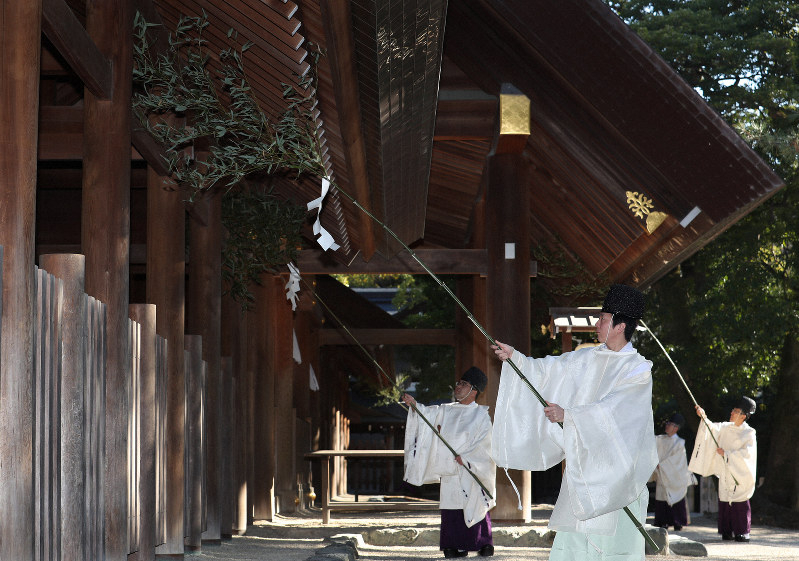 熱田神宮で一年のほこりを払う「御煤納神事」