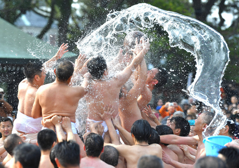 福岡・筥崎宮で「玉せせり」