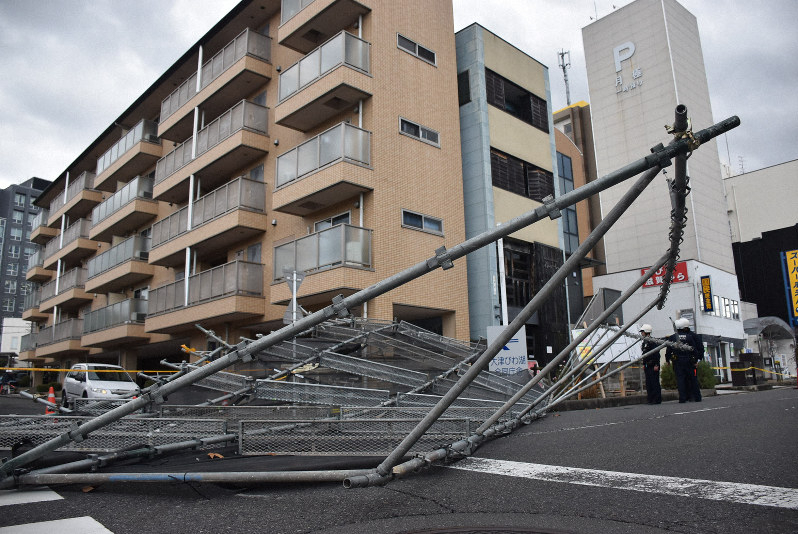 強風でマンション補修の足場倒れる