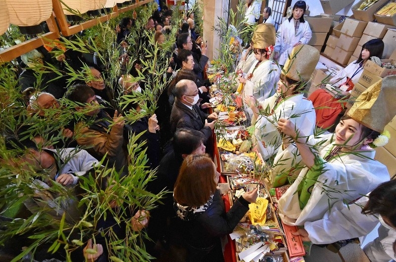 福娘が「商売繁盛でササ持ってこい」