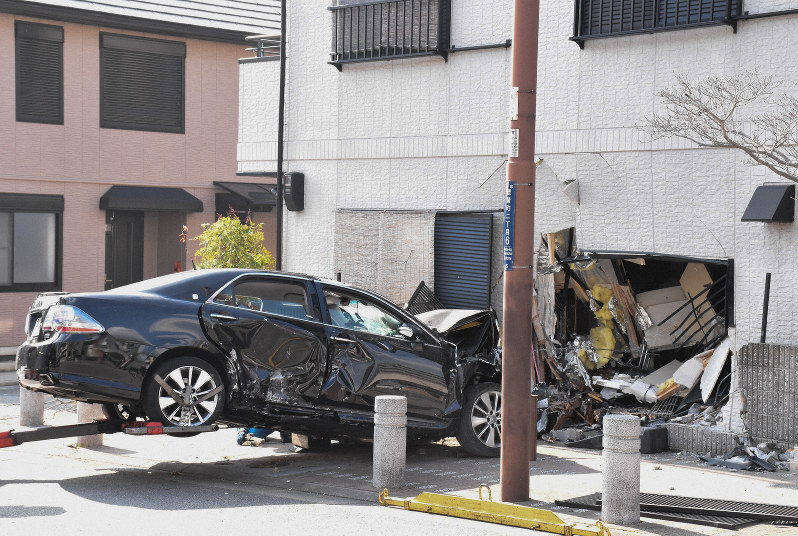 民家に車が突っ込み 運転の83歳男性死亡