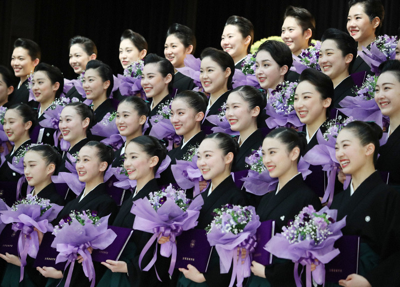 宝塚音楽学校 39人が巣立ち