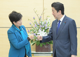「グータッチ」で測る距離感　小池知事、対立する自民会派と拳合わせず