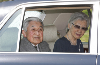 上皇ご夫妻が皇居を出発　高輪皇族邸へ引っ越し　宮内庁職員ら拍手で見送り