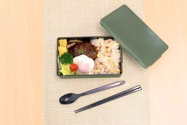 「サブヒロモリ、凹凸エンボスのロゴが工具箱のような「コミダス スクエアランチ1段860」を発売」の画像