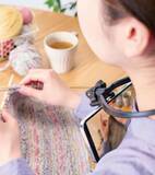 「⾸に掛けて一人称視点で撮影できる「ネックレスマウント付きスマホスタンド」をエレコムが発売」の画像1