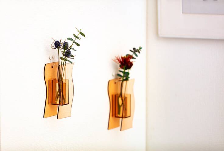 東洋工芸が壁に掛けられるアクリル製のおしゃれなフラワーベースを発売