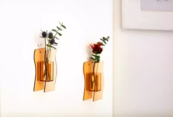 「東洋工芸が壁に掛けられるアクリル製のおしゃれなフラワーベースを発売」の画像