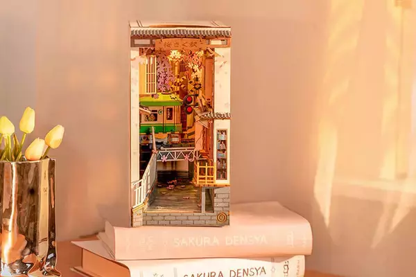 プラザクリエイト、ブックヌックシリーズより「桜さく駅」「マジックハウス」を発売