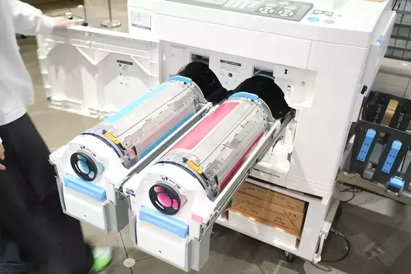 「レトロで味わい深いリソグラフ印刷で何気ない写真もアートになる「HARD COPY CLUB」を体験」の画像