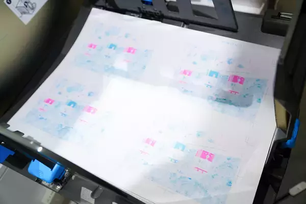 「レトロで味わい深いリソグラフ印刷で何気ない写真もアートになる「HARD COPY CLUB」を体験」の画像